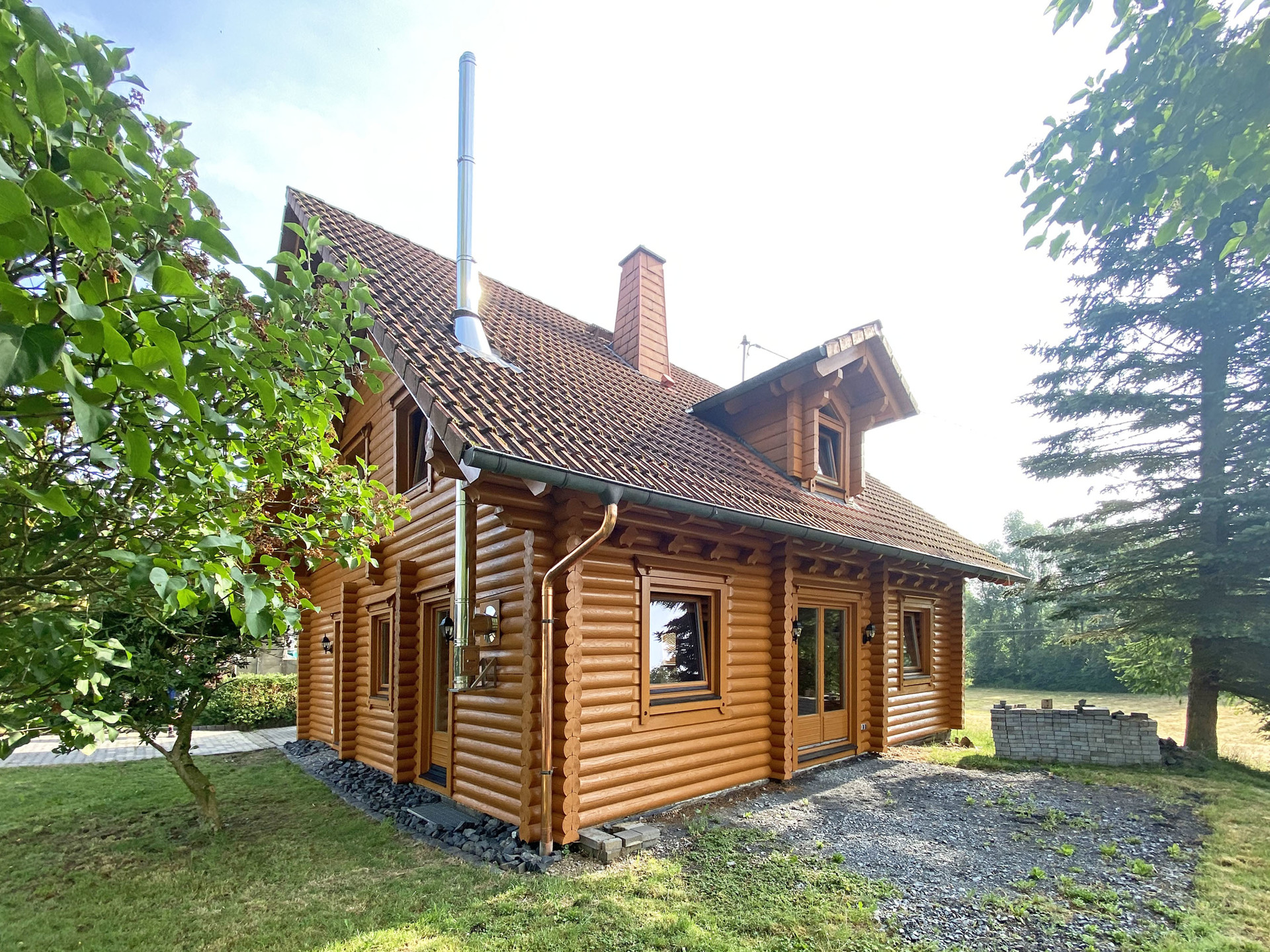 Freistehendes Holzblockhaus mit Carport in ruhiger Wohnlage!