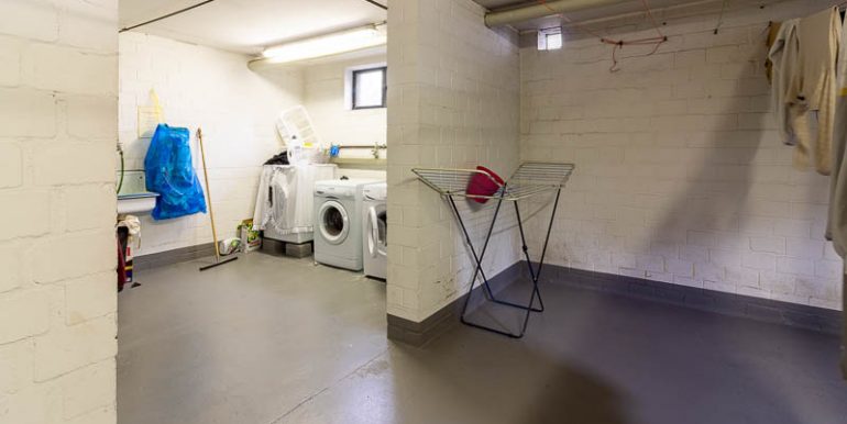 Wir präsentieren: Ihre gemeinschaftlich zu nutzende Waschküche mit viel Platz!