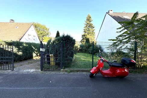 Blick auf das Grundstück von der Straße