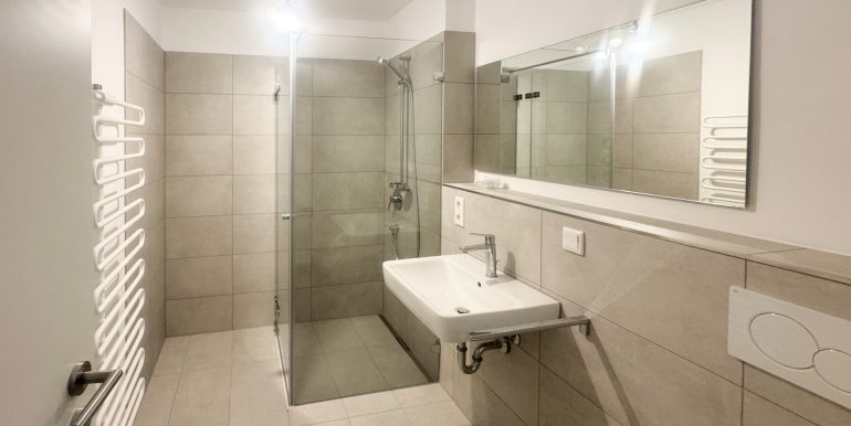 Bad mit Dusche und WC