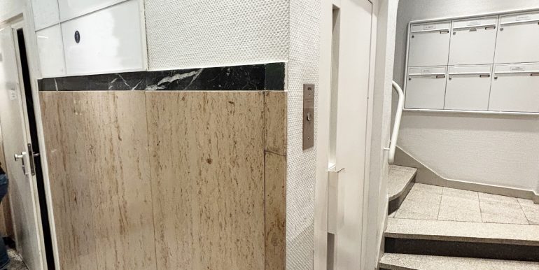 Treppenhaus mit Lift