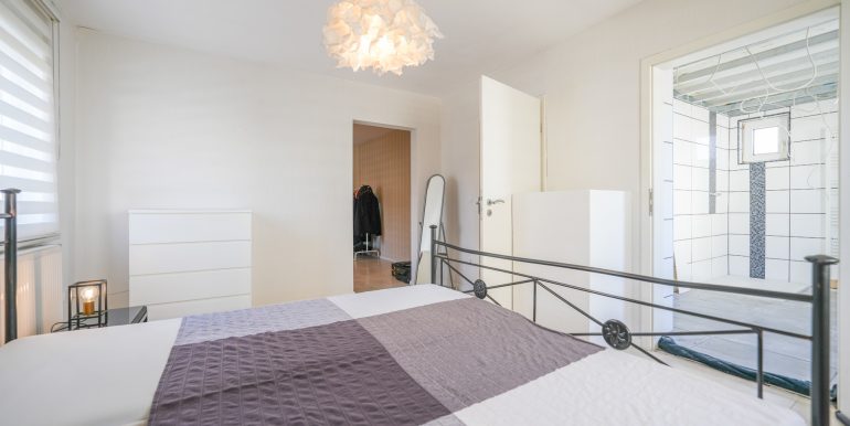 Elternschlafzimer mit Blick in Bad en Suite
