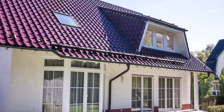 Ruhige Terrasse hinter dem Haus