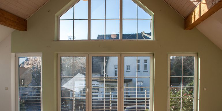 Große Fensteranlage mit Balkonzugang