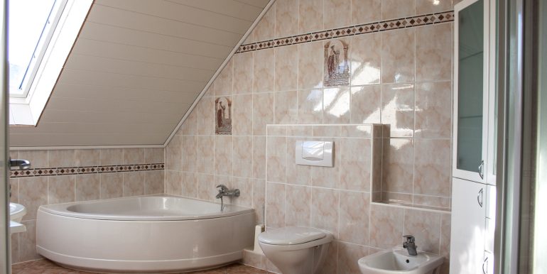 Badezimmer im OG mit Badewanne und Dusche