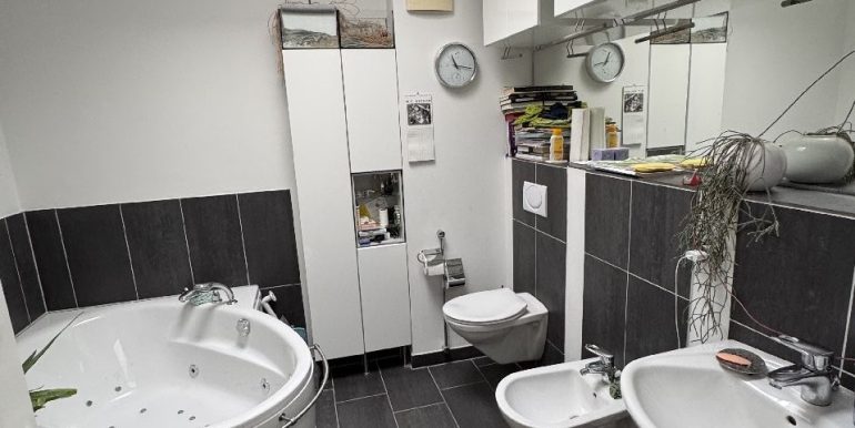 Badezimmer mit großzügiger Wanne