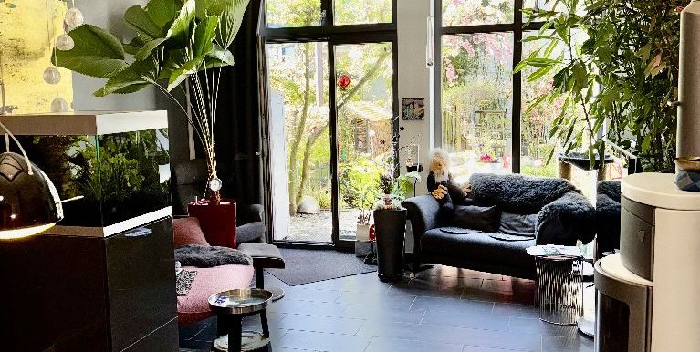 Wohnzimmer mit Gartenblick