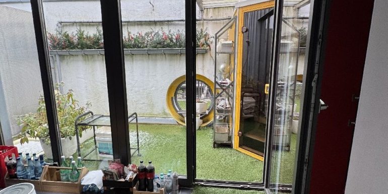 Schlafzimmer OG mit Blick auf Patio und Sauna