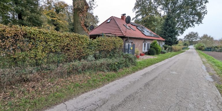 Frontansicht mit PV-Anlage