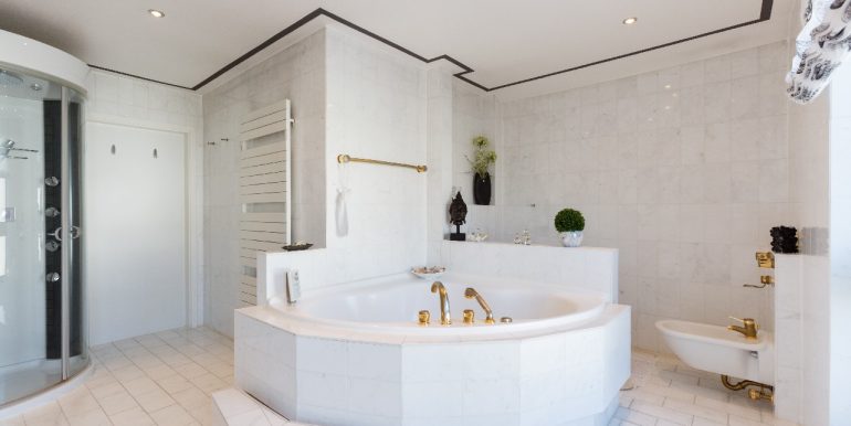 Bad mit Whirlpool und Dusche