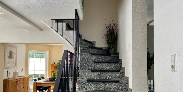Eingangsbereich und Treppe zum OG (Wohnung I)