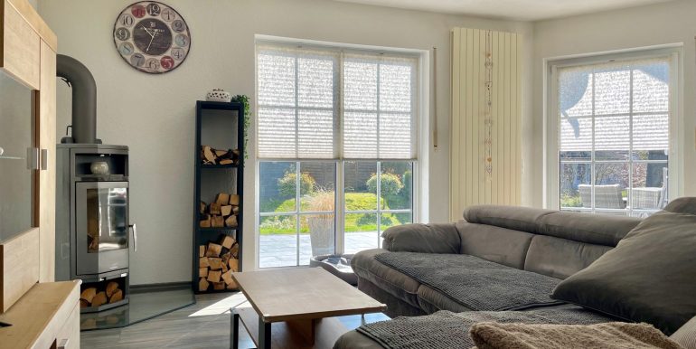 Wohnzimmer mit Zugang zur Terrasse (Wohnung I - EG)