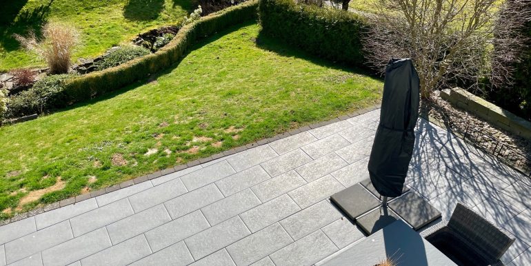 Blick auf die Terrasse (Wohnung I)