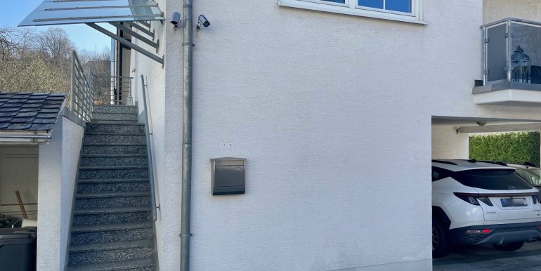 überdachte Außentreppe zur Wohnung II (OG+DG)