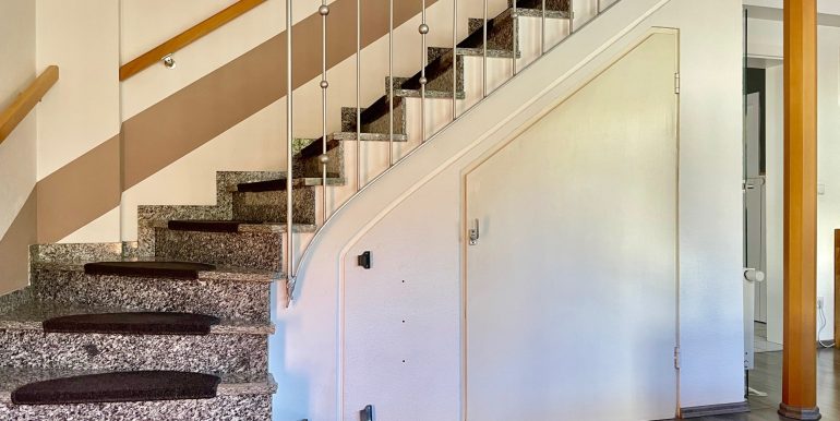 Aufgang mit Stauraum unter der Treppe (Wohnung II - OG)