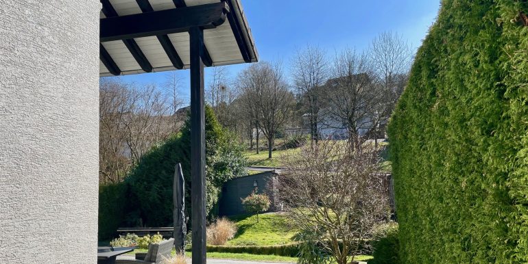 Blick in den Garten (rechts neben dem Haus)
