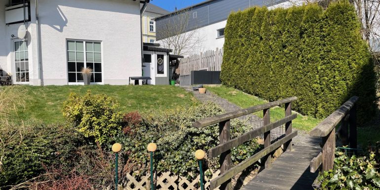 kleine Brücke über den Bachlauf im Garten