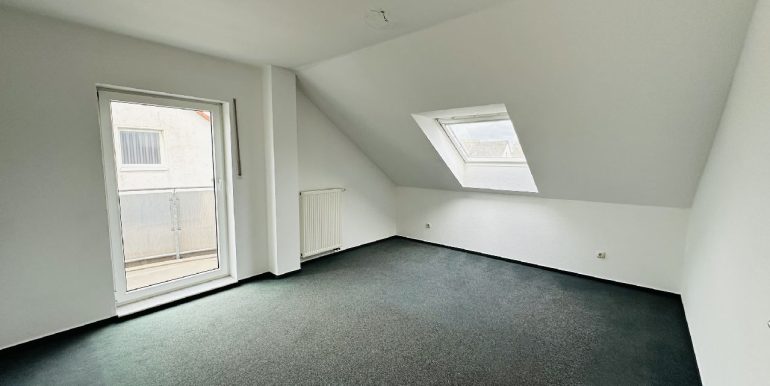 Schlafzimmer mit Zugang auf den Balkon