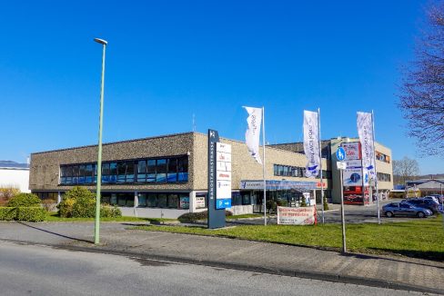 Zufahrt zum Bürohaus in guter Sichtlage