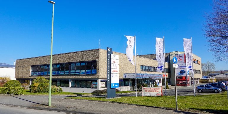 Zufahrt zum Bürohaus in guter Sichtlage