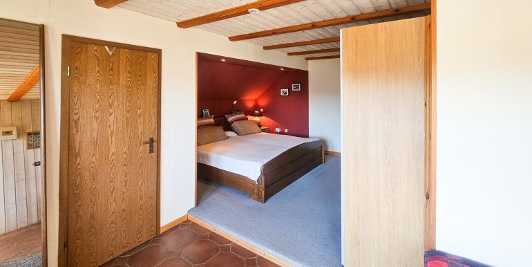 Schlafzimmer mit Sauna und Balkon