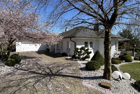 Ansicht Eingang und Garage