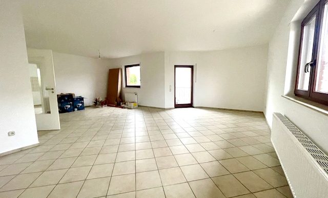 Wohn-/Essbereich mit Zugang zum Balkon