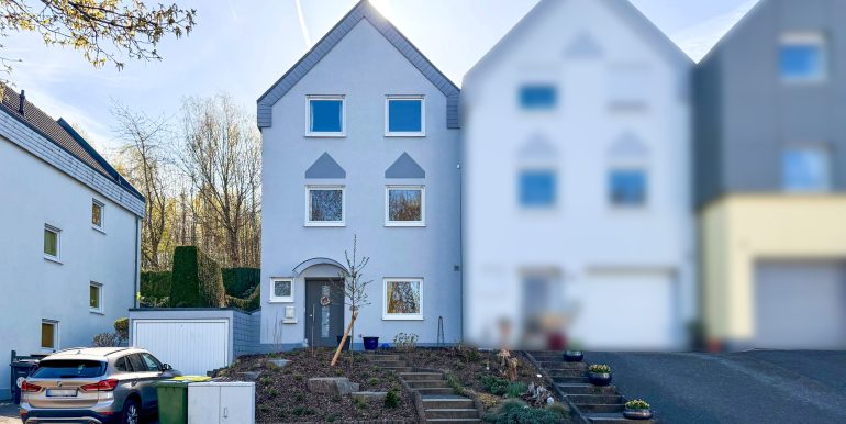 Frontansicht mit Garage
