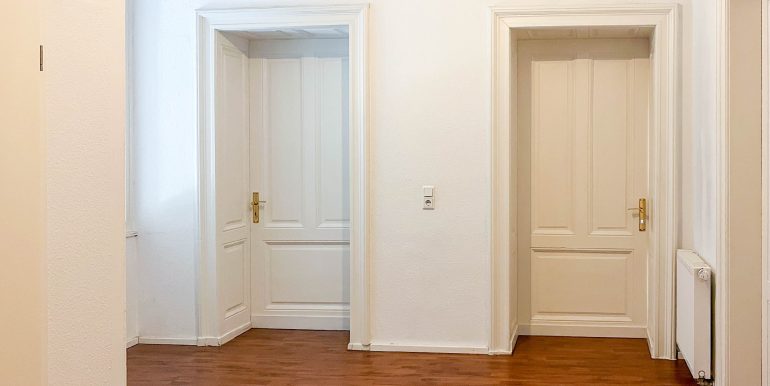 Eingangsbereich mit stilvollen Holztüren