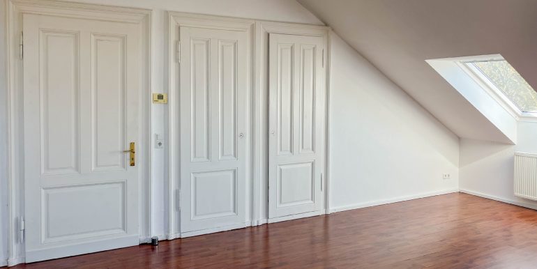 Wohnzimmer mit schönen Einbauschränken