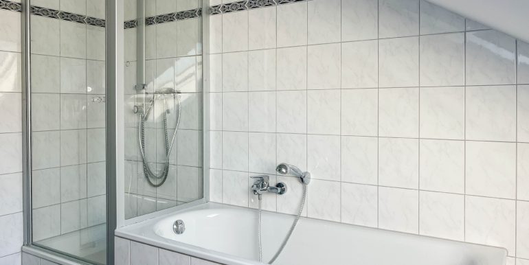 Tageslichtbad mit Dusche und Wanne