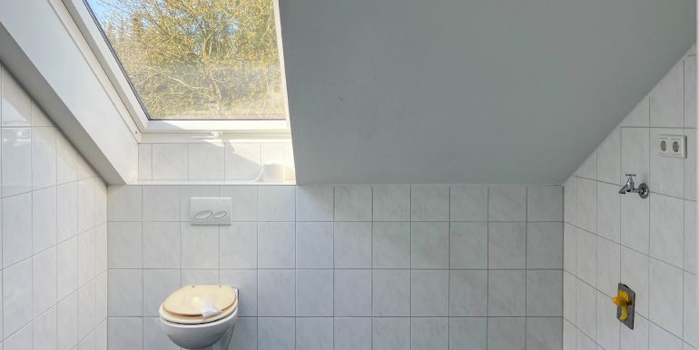 separates WC