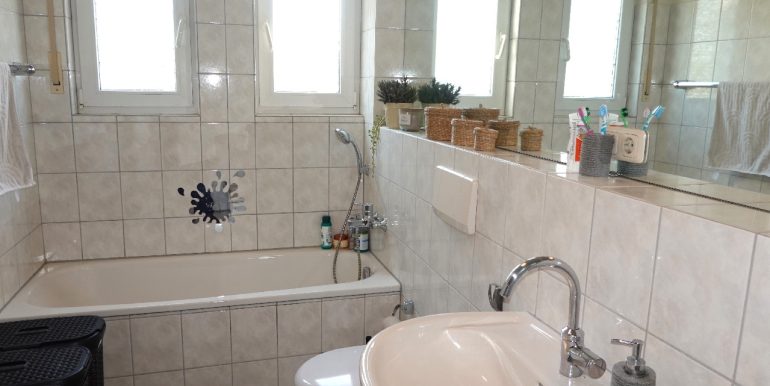 Tageslichtbad mit Badewanne und...