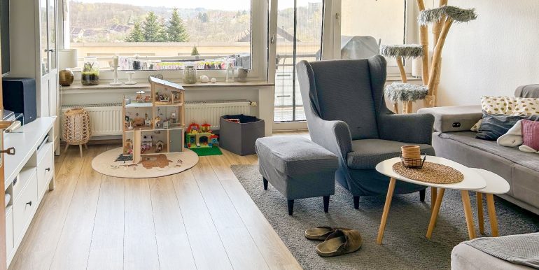 heller Wohnraum mit Balkon