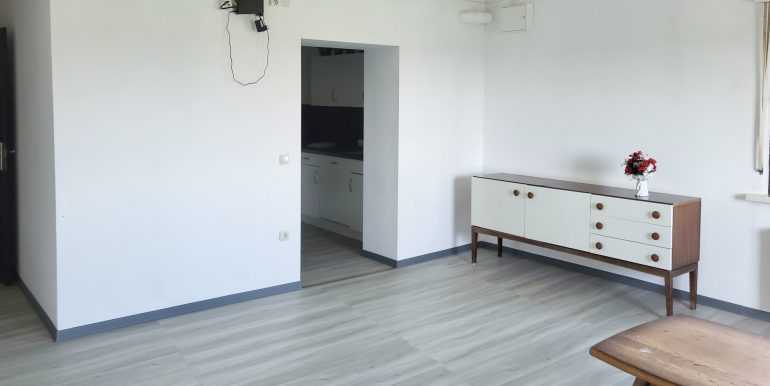 Wohnzimmer mit Zugang zur Küche