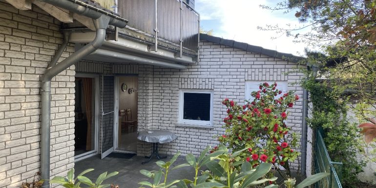 Seitliche Terrasse und Zugang zur Garage