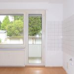 Küche mit Balkonzugang
