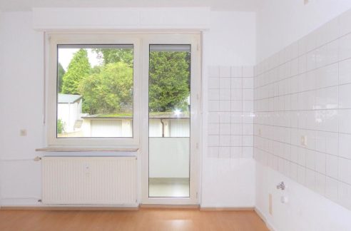 Küche mit Balkonzugang
