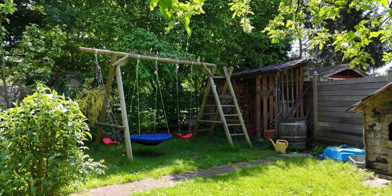 viel Platz für Kinder und Tiere