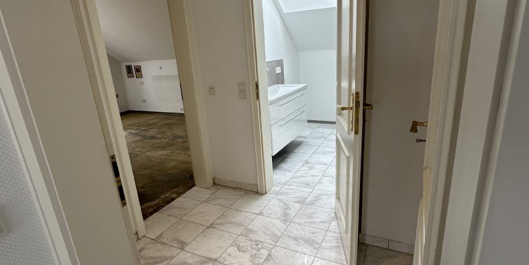 Separater Flur Eltern-Schlafzimmer und Bad