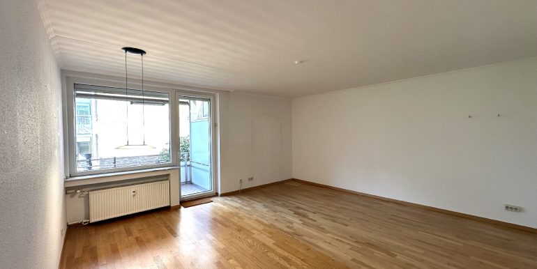 Wohnzimmer mit Balkonzugang