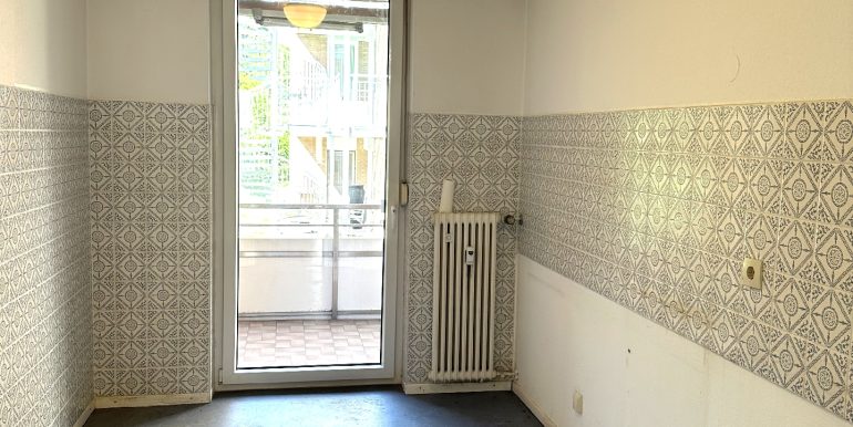Küche mit Balkonzugang