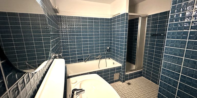 Bad mit Wanne und Dusche