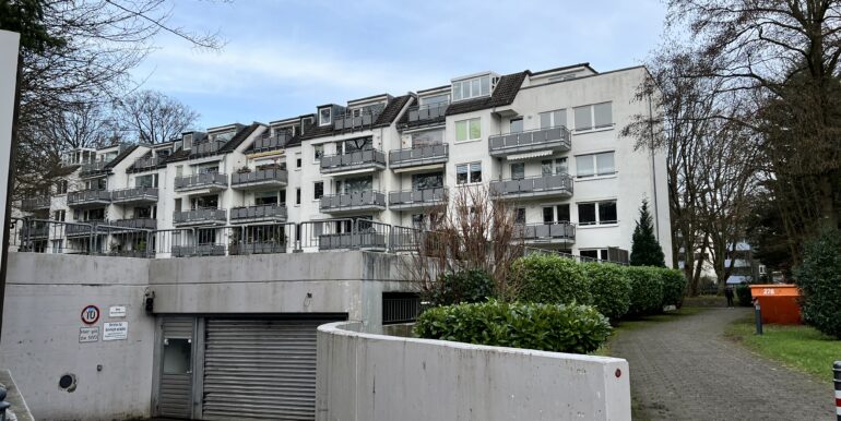 Rückansicht und Zufahrt Tiefgarage