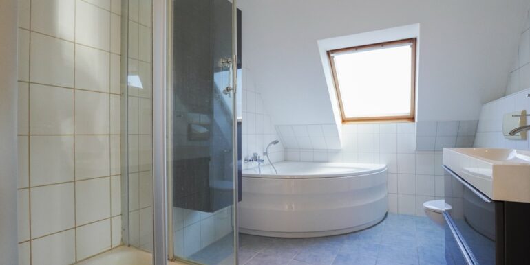 Badewanne und Dusche