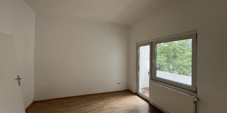 Schlaf-/Kinderzimmer mit Zugang zum Balkon