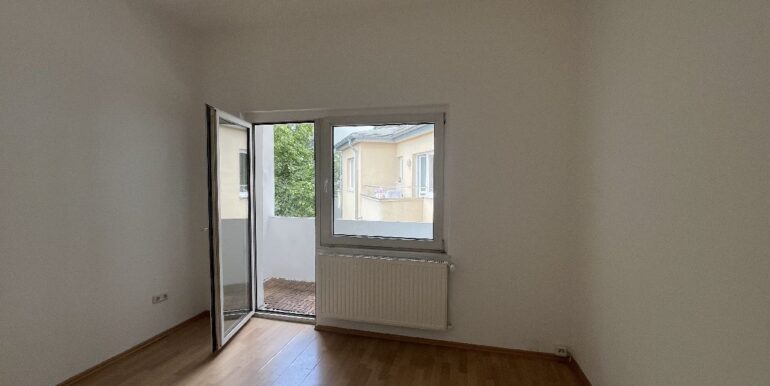 Schlaf-/Kinderzimmer mit Zugang zum Balkon