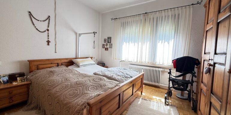 Schlafzimmer (EG)
