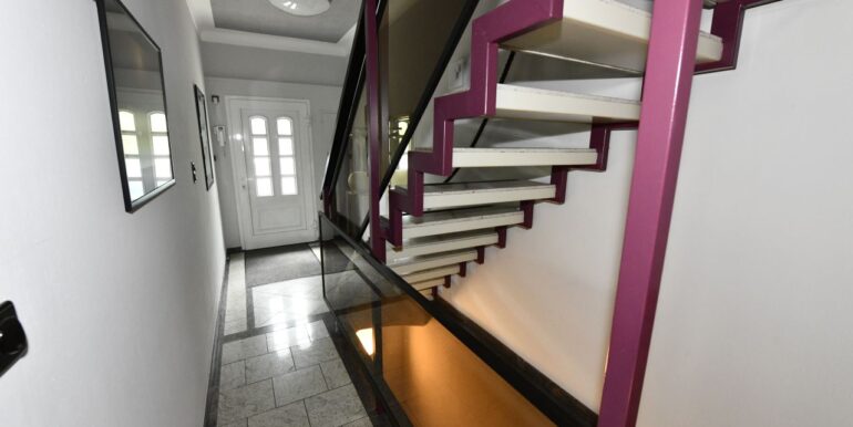 Flur mit Treppe in das Dachgeschoss