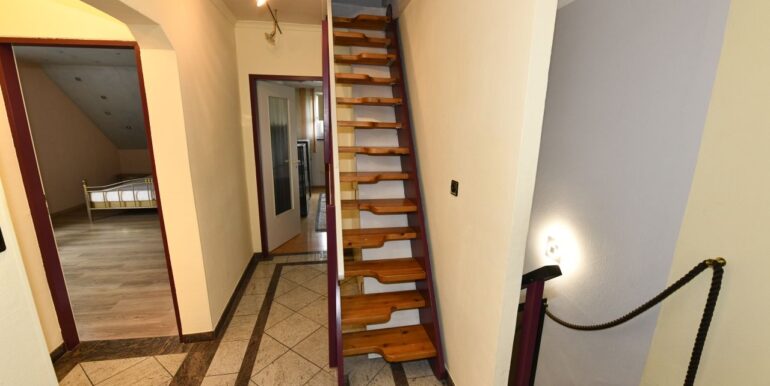 Flur im DG mit Treppe zum Spitzboden